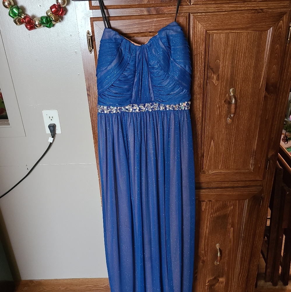 Banquet Dress - Picture 4 of 4